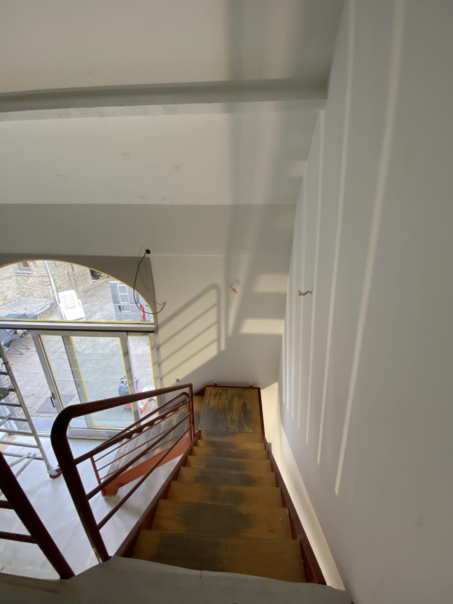 Entreprise-Dhetz-Peinture-Renovation-escalier-bois-Tournai